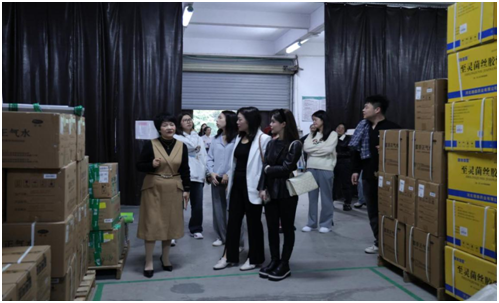 学院师生参观湖南竹海堂医疗科技集团的仓储车间 学院师生参观湖南竹海堂医疗科技集团的仓储车间