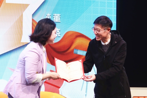 湖南大众传媒职业技术学院影视艺术学院院长李兵为董晓颁发聘书 湖南大众传媒职业技术学院影视艺术学院院长李兵为董晓颁发聘书