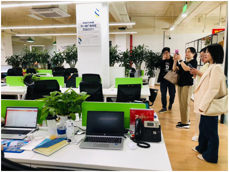 商务英语专业教研室参观上海天擎天拓信息技术股份有限公司员工工作室